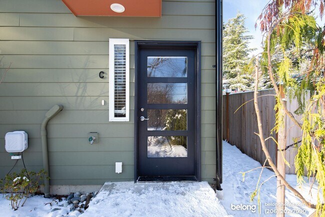 Building Photo - 14920 Manor Way