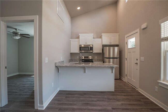 Building Photo - 688 N Honey Locust Bnd