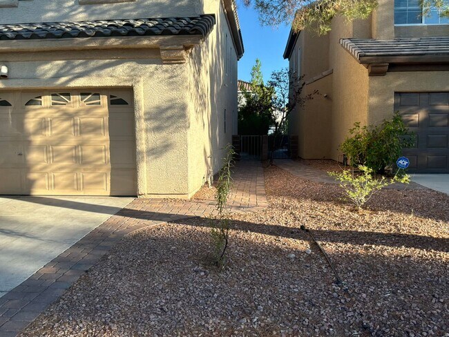 Foto del edificio - 2 story 3 bedrooms 2.5 Bathrooms 2 car finished garage Gated Subdivision