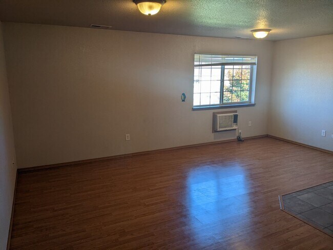 Building Photo - 3 bedroom 2 1/2 bathroom Condo near Russell