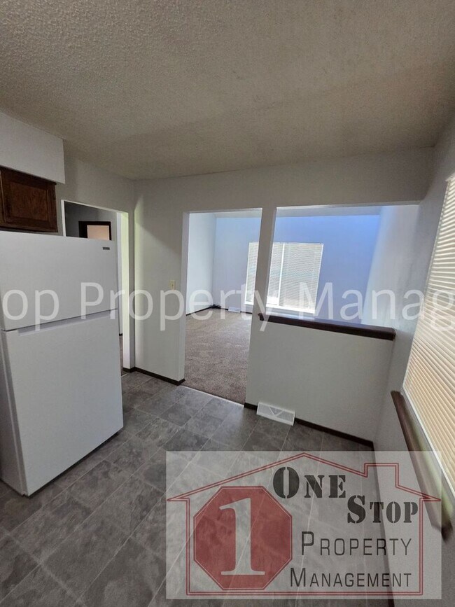 Foto del edificio - Welcome Home to this Adorable 2 Bed 1.5 Bath Duplex in Independence!!