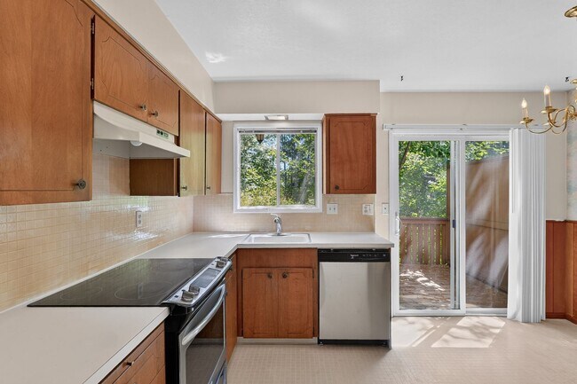 Foto del edificio - Cozy 2-Story Townhome In Beaverton | 2 BD | 1.5 BA | Back Deck Overlooking a Scenic Creek | W/S/T...