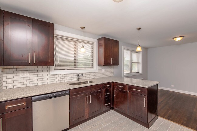 Building Photo - Large Newly Rehabbed Garden Apartment with...