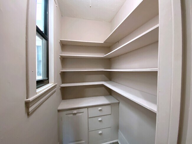 Pantry - 460 Robert St S