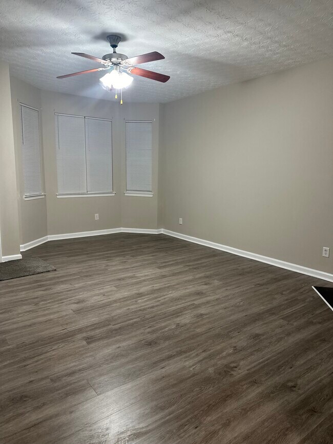 Foto del edificio - 6305 Ellenwood Dr