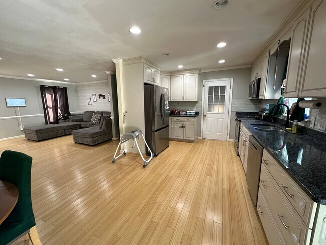 Foto del edificio - Bonus Room, Backyard Retreat, and More!