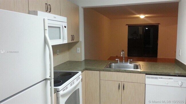 Foto del edificio - 821 NE 207th Ln