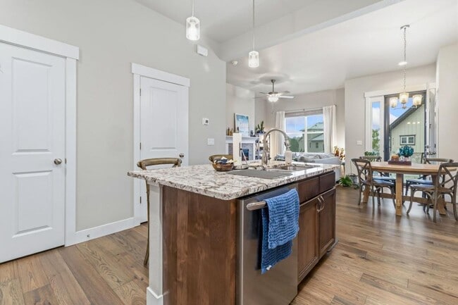 Foto del edificio - 5120 Longshaw Ct