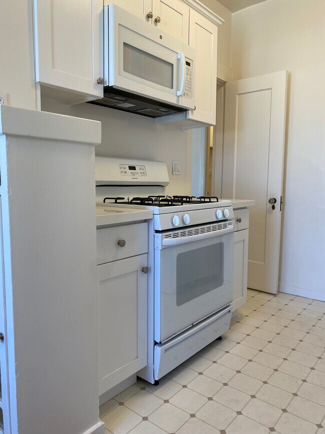 Kitchen - 180 4th Ave