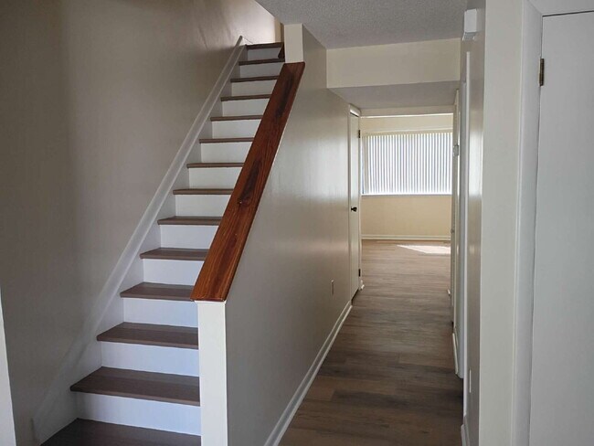 Building Photo - Townhouse for Rent