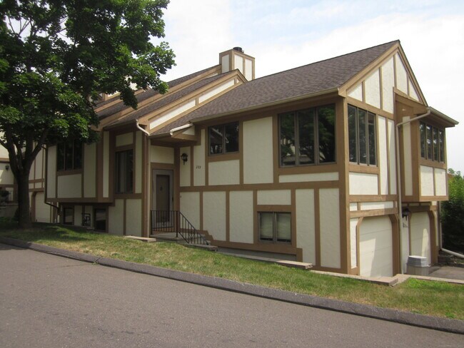 Building Photo - 690 Forest Rd