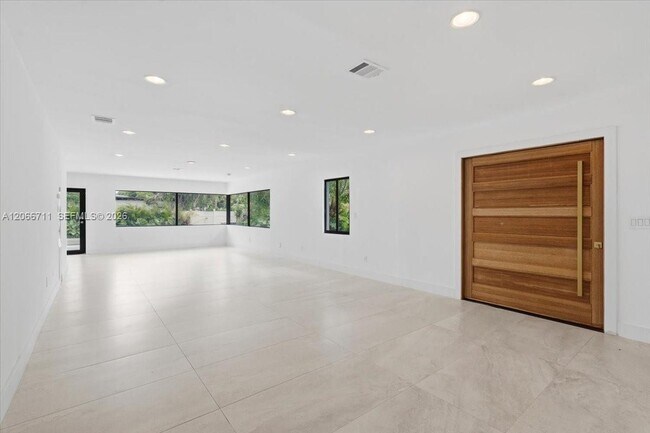 Foto del edificio - 1215 NE 110th St