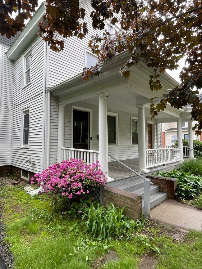 Building Photo - 1740 Farmington Ave