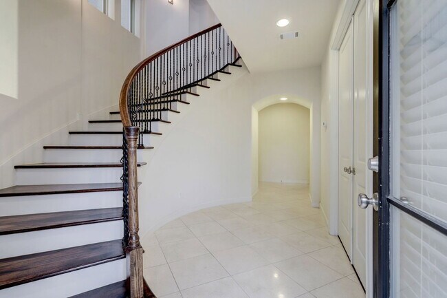 Building Photo - 1368 W 25th St