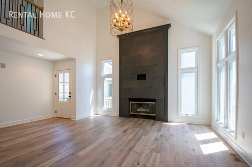 Building Photo - Stunning totally updated Waterfront Villa ...