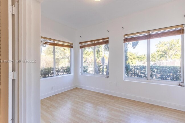 Foto del edificio - 86 NE 50th Terrace