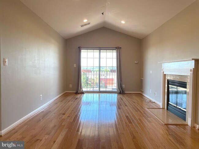 Foto del edificio - 1100 Quaker Hill Dr