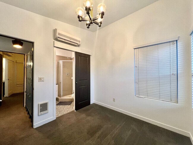 Foto del edificio - Richmond Neighborhood Condo w/100 bike score on walkscore.com