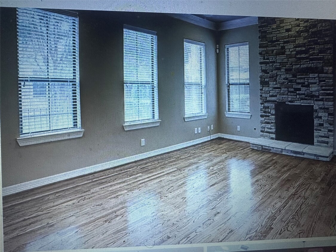 Building Photo - 11627 Royal Oaks Trce