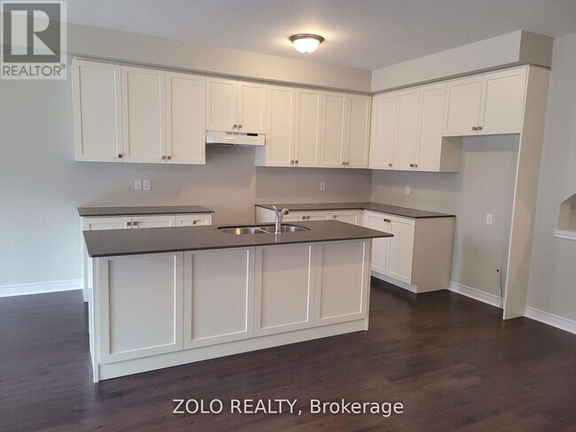 Photo du bâtiment - 28 Remembrance Rd