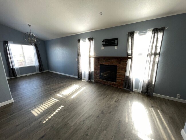 Foto del edificio - ADORABLE HOUSE IN PEYTON WITH LARGE BACKYA...