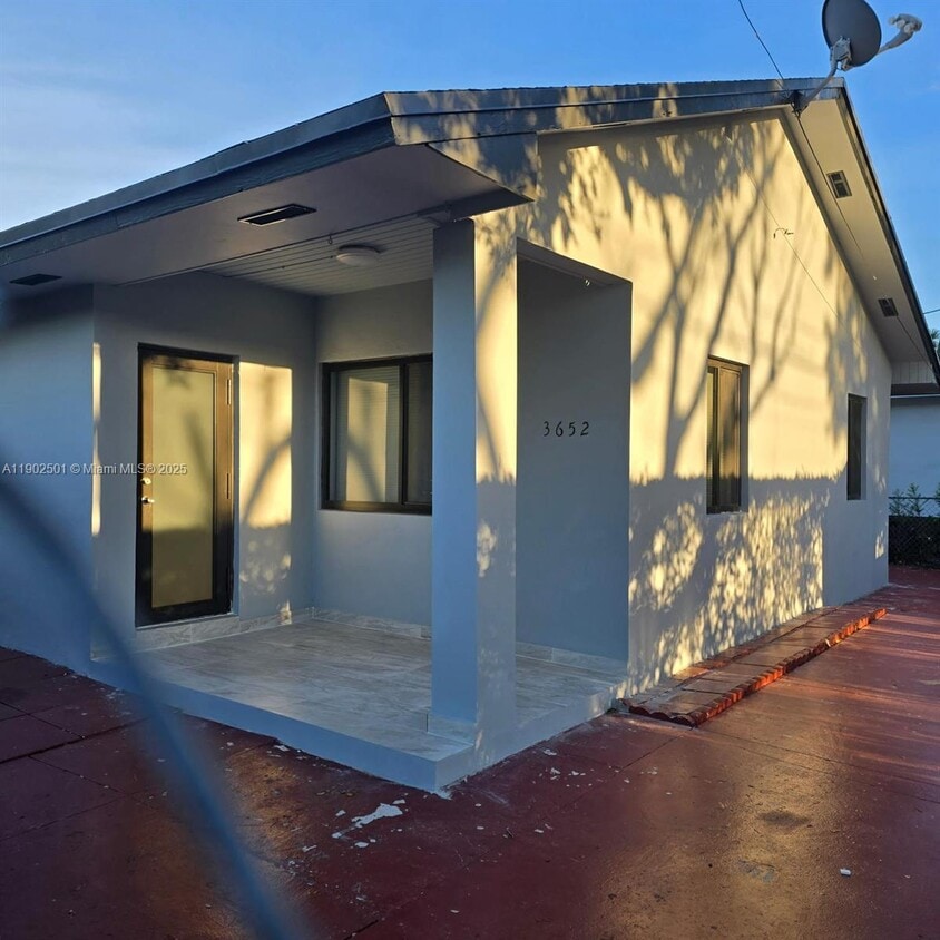 Foto principal - 3652 NW 5th St