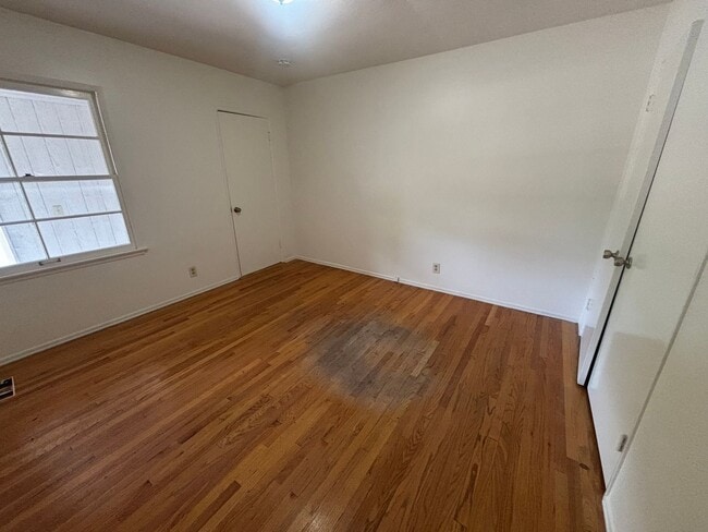Building Photo - Single-Story 3-Bedroom Home with Covered P...