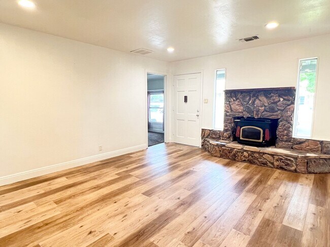 Foto del edificio - Three Bedroom Two Bathroom Home in Folsom