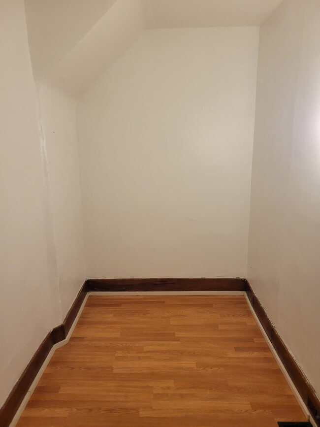Building Photo - 612 Hess Ave