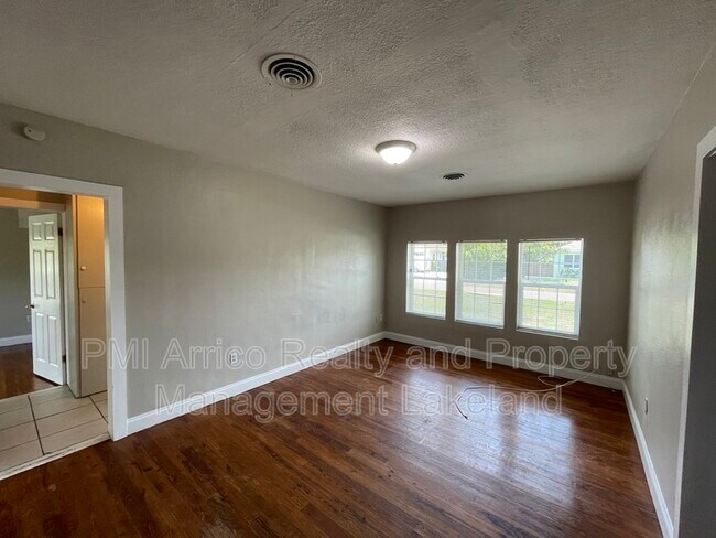Building Photo - 420 N 5th St