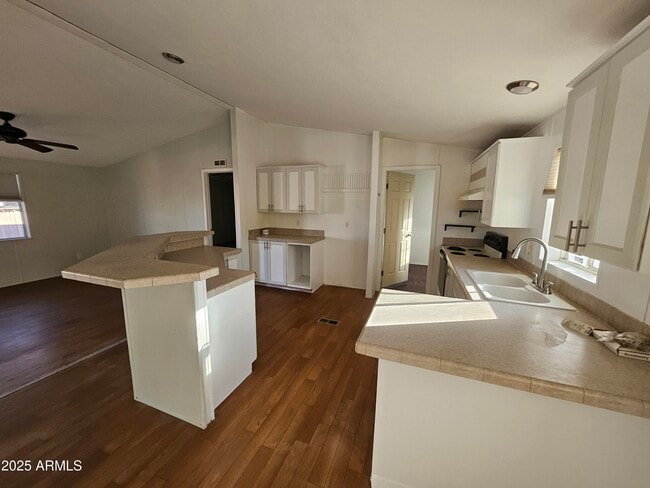 Building Photo - 110 E Inglewood St