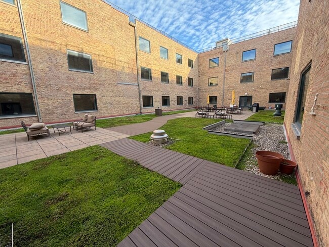 Building Photo - 2100 N Racine Ave