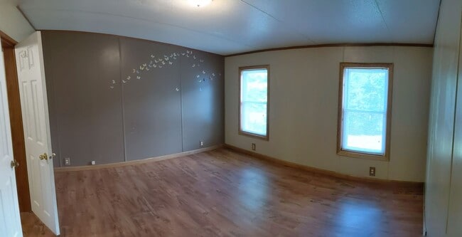 Building Photo - Beautiful 3 Bedroom 2 Bath Home in quiet r...