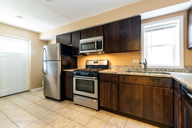 Kitchen - 1327 W Foster Ave