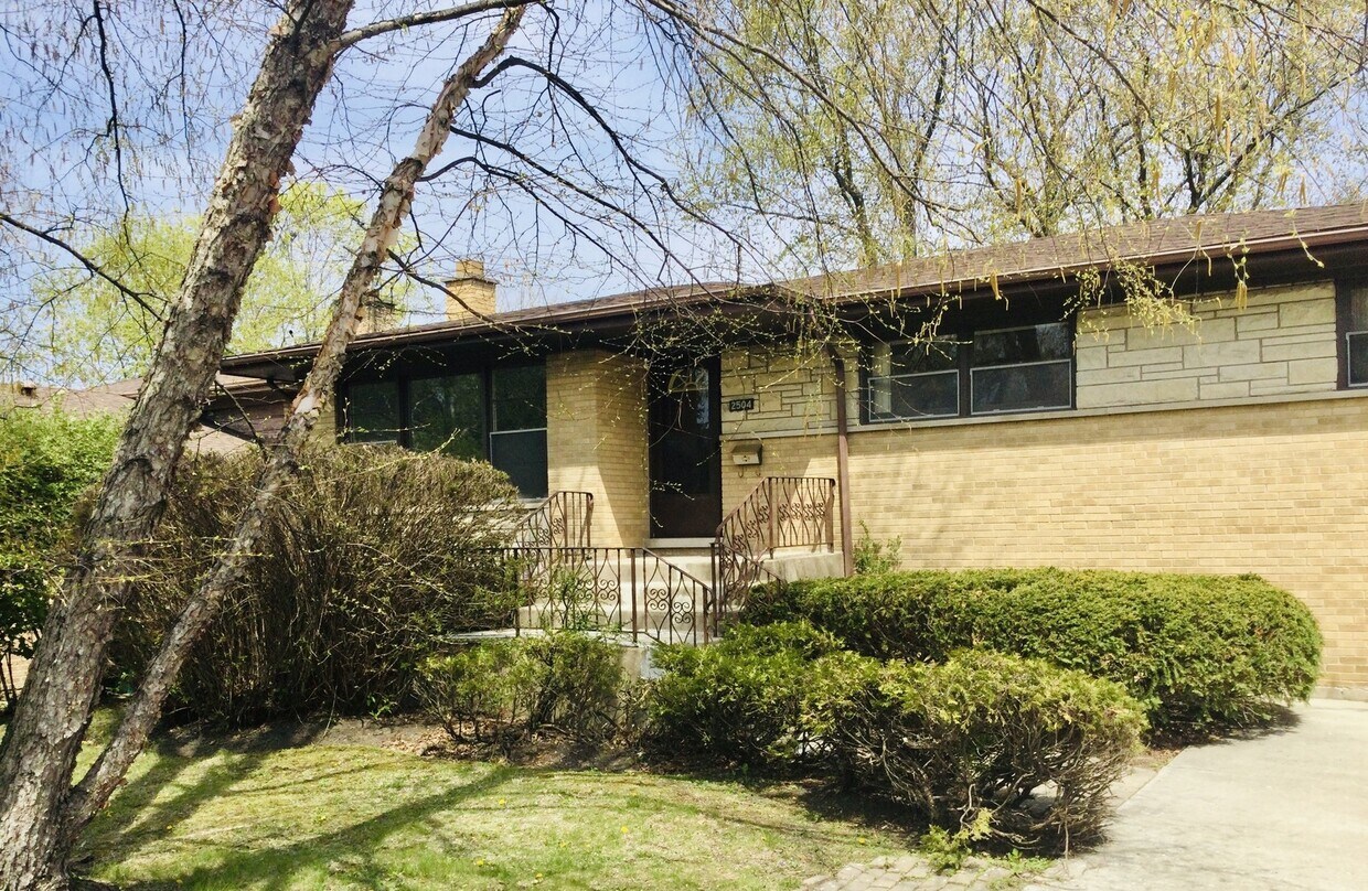 2504 Old Glenview Rd, Wilmette, IL 60091 House Rental in Wilmette, IL