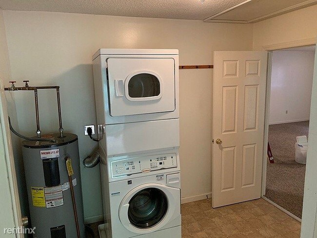 Building Photo - 2 br, 1 bath Apartment - 15 Uphill Road B