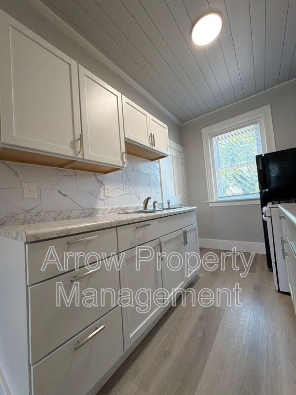 Building Photo - 305 N 7th St