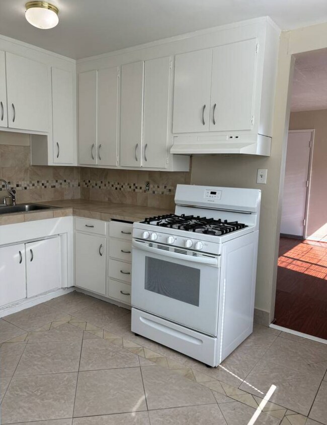 Building Photo - HALF OFF 1ST MONTH'S RENT! Cozy 2 Bed 1 Ba...