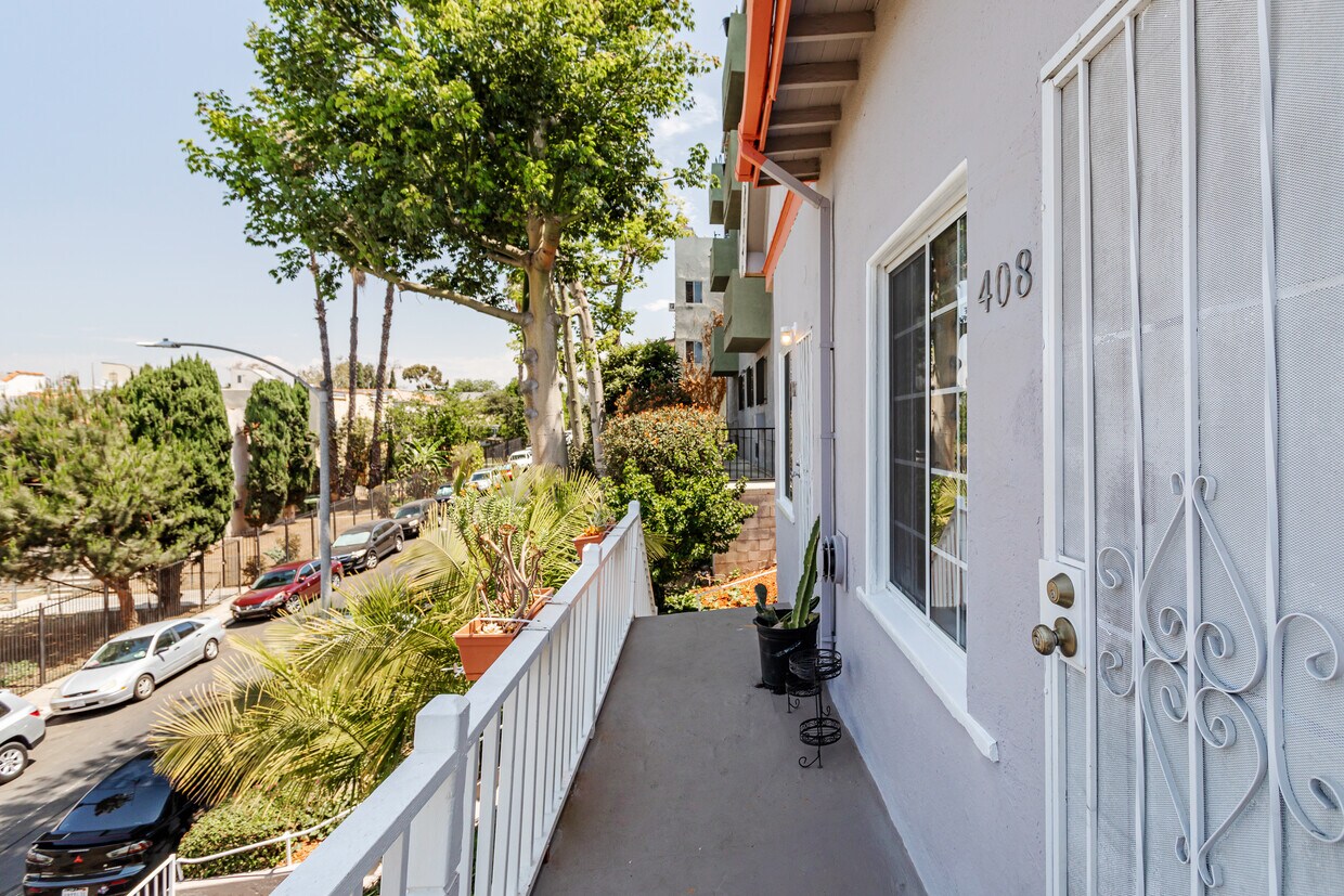 Front entrace - 408 Coronado Ter