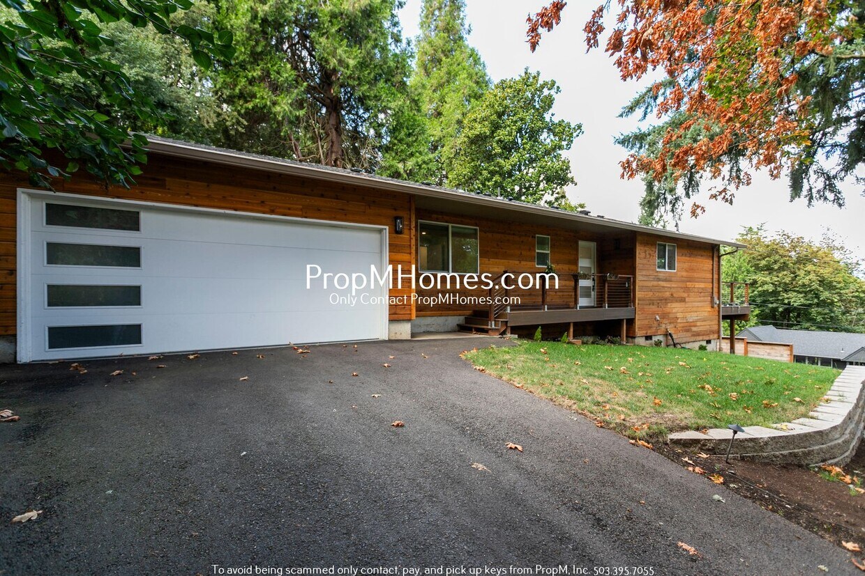 Primary Photo - Updated Three Bedroom Escape in Hallinan N...