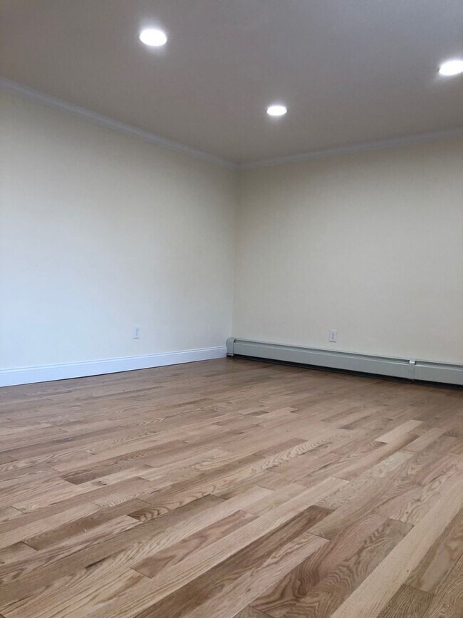 Foto del edificio - 2Br/1Bth apartment available June 1, 2026. Great location. Laundry in building!