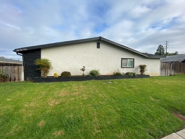 Building Photo - 219 Turf Dr