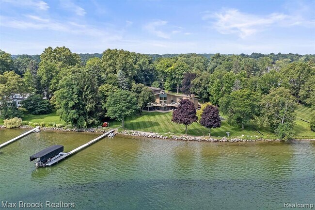 Foto del edificio - 3333 W Shore Dr