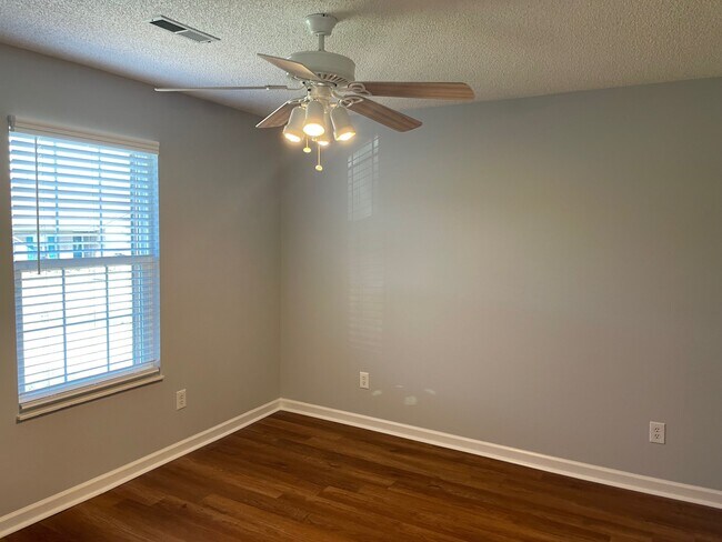 Foto del edificio - 7244 Lyngate Blvd