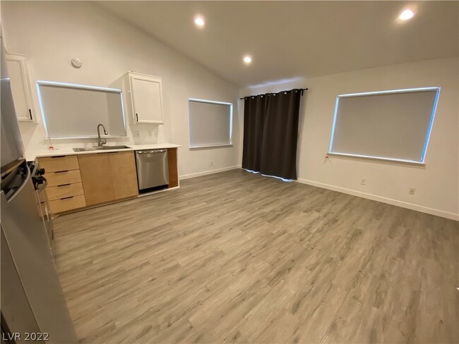 Building Photo - 3216 Malibu Vista St