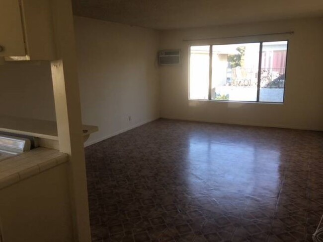 Building Photo - 7337 Woodley Ave