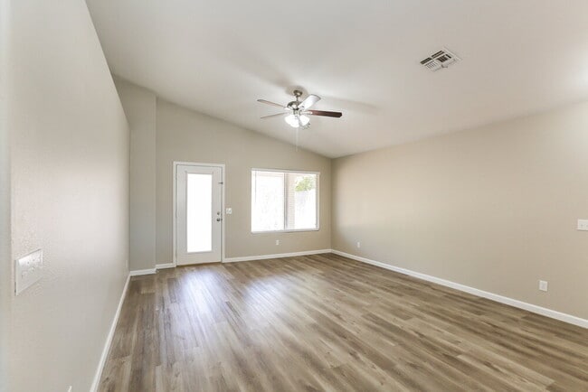 Foto del edificio - 5752 E Garnet Ave
