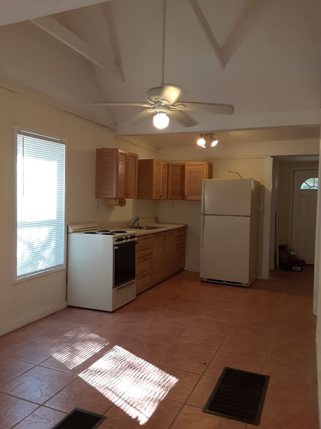 Foto principal - Annual unfurnished 2/1 SFH near Ringling C...