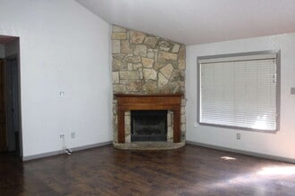 Building Photo - 915 W Lovers Ln