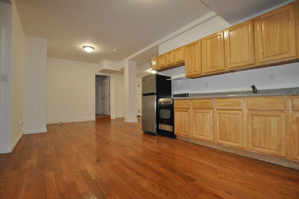 Primary Photo - 315 W 21st St